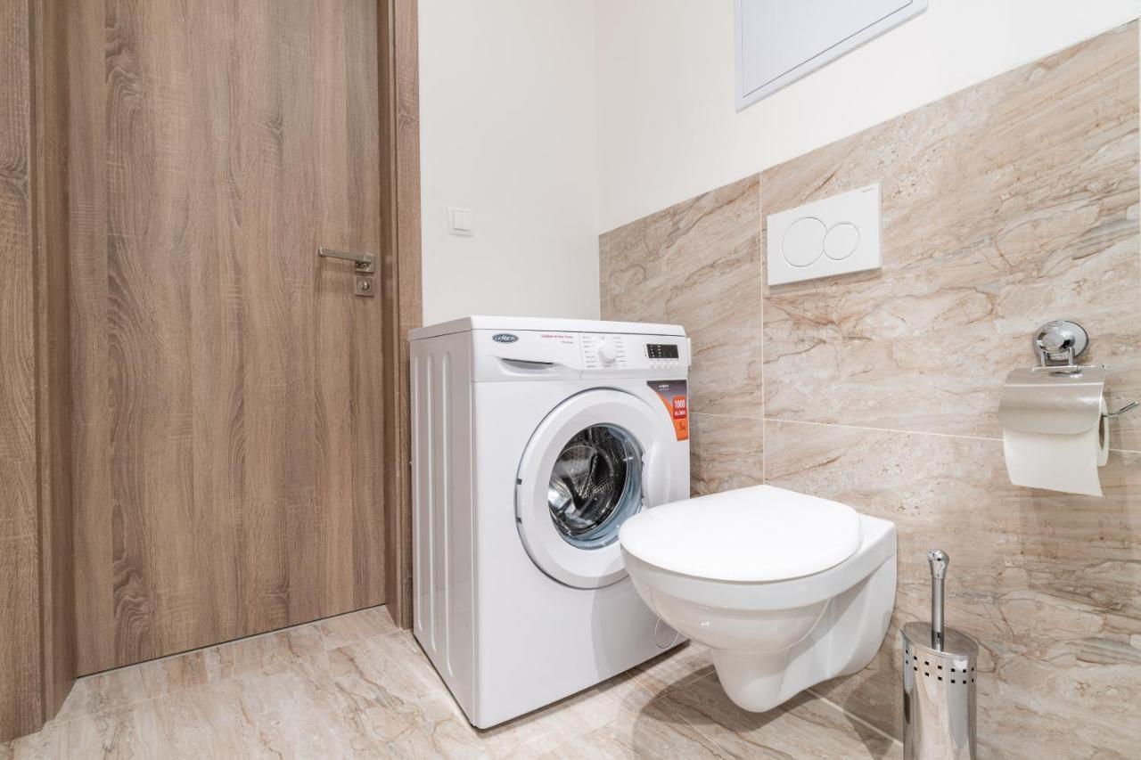 Brand New Two Room Apartment #34 With Free Secure Parking In The Center Praga Exterior foto