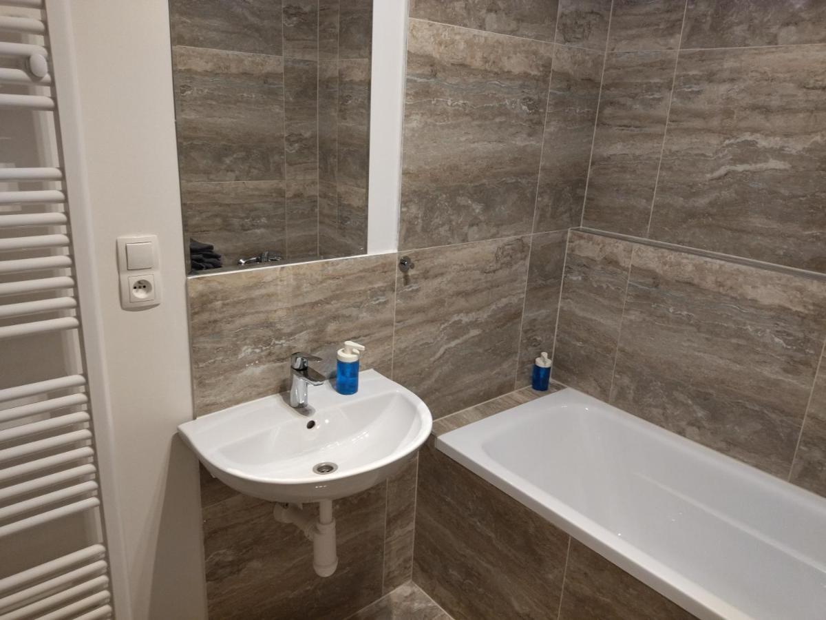 Brand New Two Room Apartment #34 With Free Secure Parking In The Center Praga Exterior foto
